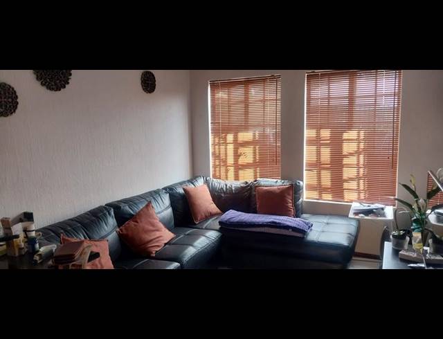 2 BEDROOM APARTMENT FOR SALE IN BEZUIDENHOUT VALLEY